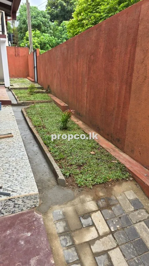 10 Perches Houses for Sale in Athurugiriya