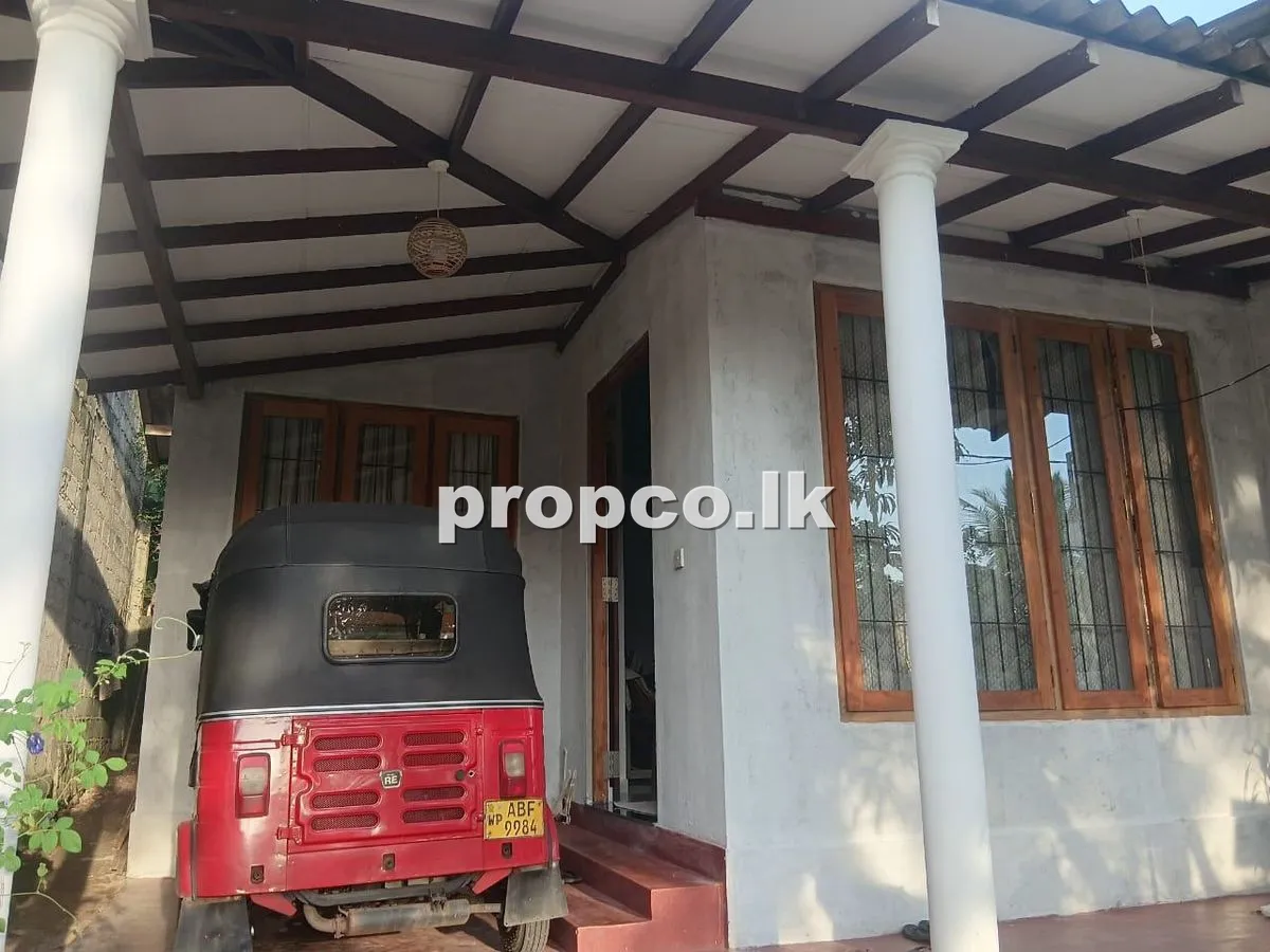 6.5 Perches Houses for Sale in Athurugiriya
